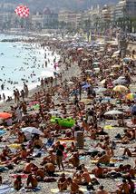 STRANDLIV. Normalt er strandene ved Nice og rivieraen fyldt med folk, men terrorangrebet har holdt mange væk. 