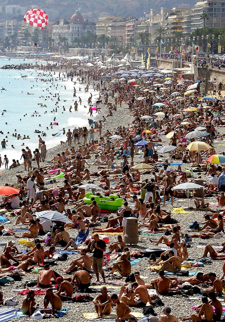 STRANDLIV. Normalt er strandene ved Nice og rivieraen fyldt med folk, men terrorangrebet har holdt mange væk. 