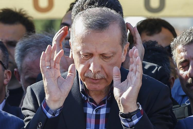 Dommerfyring. Præsident Erdogan lægger op til et opgør med næsten tre tusinde dommere i Tyrkiet. 