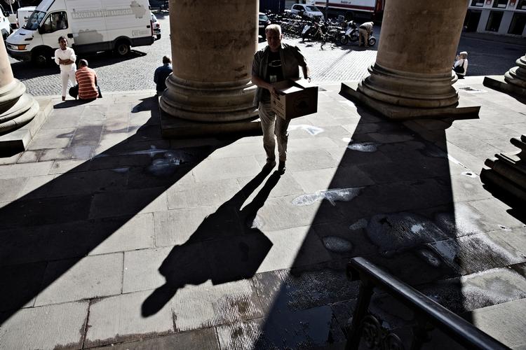 Den falske Grubler ankommer til retten