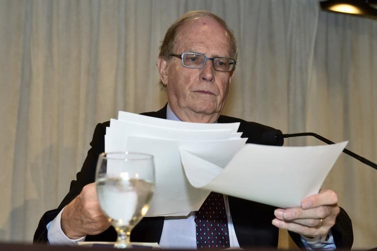 dokumenter. Den canadiske jurist Richard McLaren ses under fremlæggelsen af rapporten, som stempler Rusland som statslig dopingsnyder. 