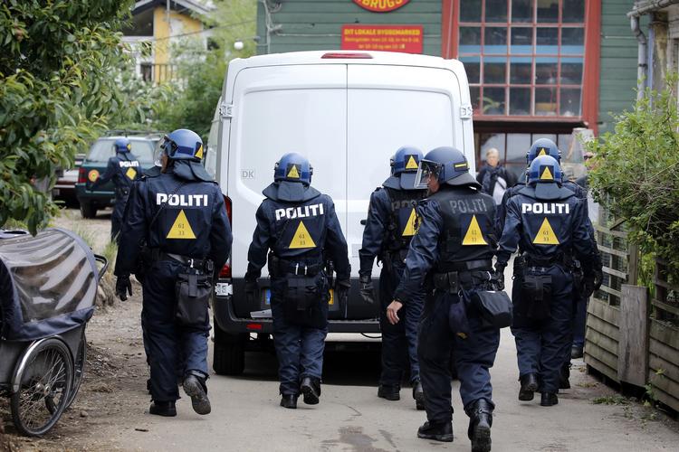 Christiania-betjente. Politiet har den seneste måned intensiveret indsatsen mod hashsalget på Christiania. I flere omgange har betjente revet salgsboder ned. 