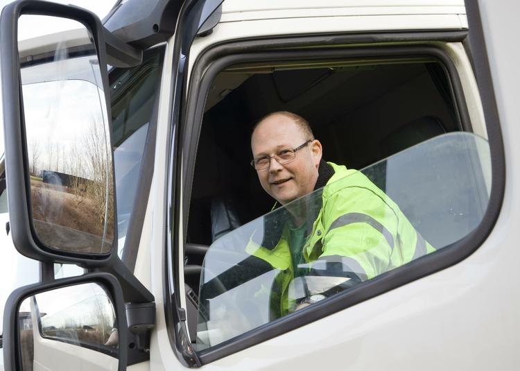 Tilbage. 46-årige Ole Kusk er tilbagei førerkabinen, efter at han blev syg med dårlig nakke og dårligt kunne betale for fysioterapien. Pludselig kom der hjælp fra hans pensionsordning, som han ikke anede kunne hjælpe ham. (Foto: PensionDanmark) 