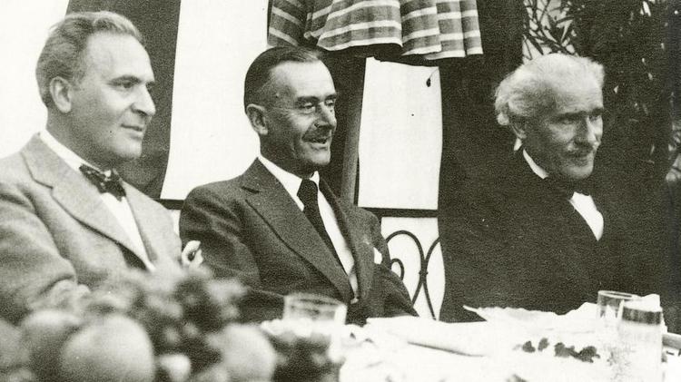 musikere. »Jeg må blandt digterne regne mig til musikerne«, sagde Thomas Mann, der her er fotograferet mellem dirigenterne Bruno Walter til venstre og Arturo Toscanini til højre i 1935. 