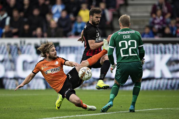 2-2. Randers-angriber Kasper Fisker (tv) scorede efter et afrettet frispark mod FC Midtjylland. 