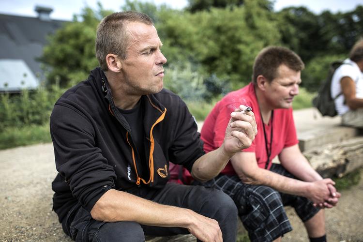 Hash. Politiet ryddede Pusher Street d. 17. juni i år og har gentaget øvelsen flere gange siden da. Politiken har taget en tur på Pusher Street og har talt med både sælgere og købere. Vi mødte bl.a. Chris fra Hannover, som her sidder og ryger en joint ved søen. Han forstår ikke, hvorfor naturens eget produkt, hash, er forbudt. 