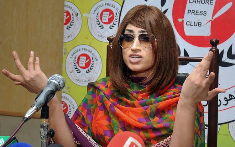 Dræbt. Qandeel Baloch på et pressemøde i Lahore, Pakistan, i juni. 