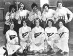 sort-hvid. U-highs cheerleaders fotograferet i 1964. Bogens forfatter ses midtfor i bagerste række. 
