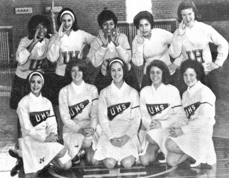 sort-hvid. U-highs cheerleaders fotograferet i 1964. Bogens forfatter ses midtfor i bagerste række. 