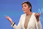 Straf. Margrethe Vestager peger på, at dagens bøde til lastbilfirmaer er så stor, at den kunne betale en stor bro i Danmark. 