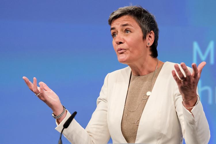 Straf. Margrethe Vestager peger på, at dagens bøde til lastbilfirmaer er så stor, at den kunne betale en stor bro i Danmark. 