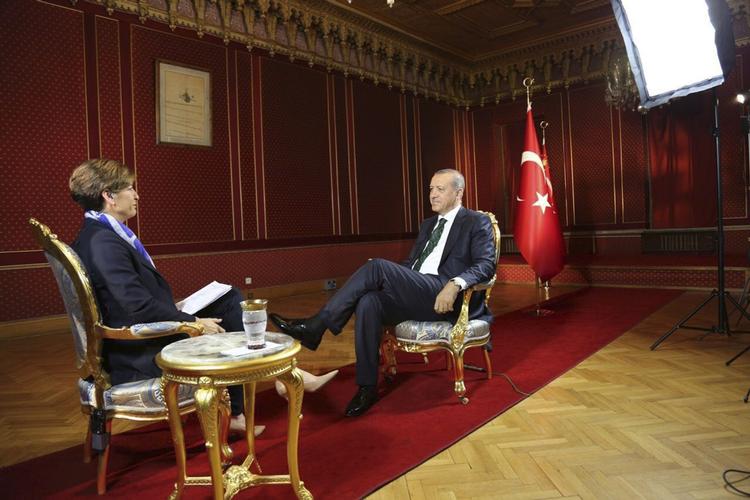 Udrensning. Tyrkiets præsident, Erdogan, gennemfører en udrensning i Tyrkiet blandt lærere, rektorer, dommere mm. 