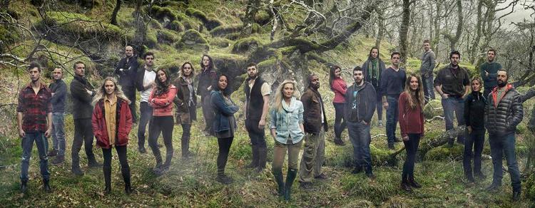 forfra. Omgivet af rå skotsk natur og en hulens masse kameraer skal 23 mennesker over 1 år opbygge deres eget samfund. Deltagerne blev lukket ind i marts og er blandt andet gået glip af både EM, Brexit og terror i Nice. 