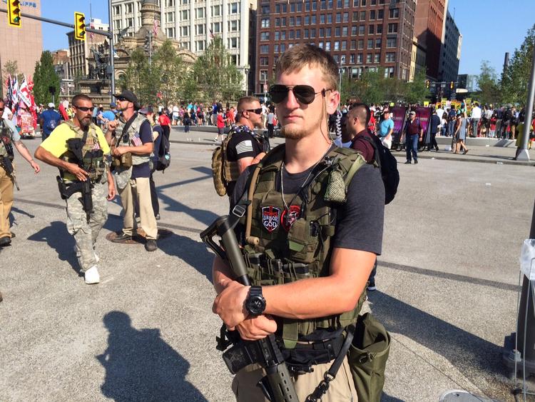 Klar. Joe Gorman står med sin semiautomatiske riffel og kigger ind over Public Square. Her vil han være hele ugen. I baggrunden ses en af hans kammerater. 