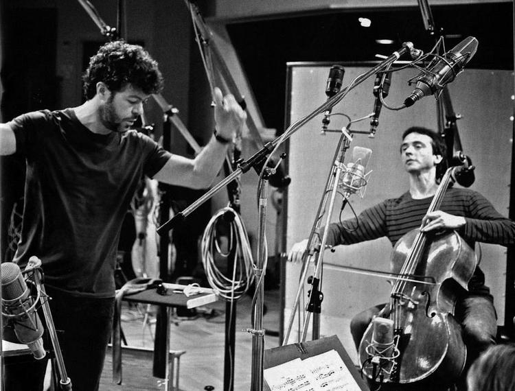Studie. Jean-Guihen Queyras sammen med dirigenten Pablo Heras- Casado under indspilningen af det sidste af tre album, som giver Schumanns musik en helt ny dybde. 