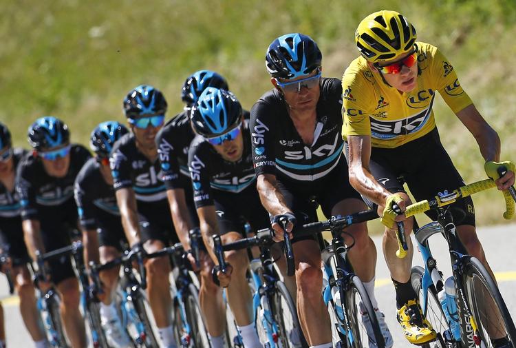 STYRKE. Chris Froome og hans kæmper sidder tungt på årets Tour de France. Alperne bliver sidste udfordring. 