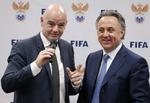 MASKER. Fifa-præsident Gianni Infantino hyggede sig tidligere på måneden med den russiske sportsminister, Vitalij Mutko, men smilene er efterhånden ved at være lagt væk. 