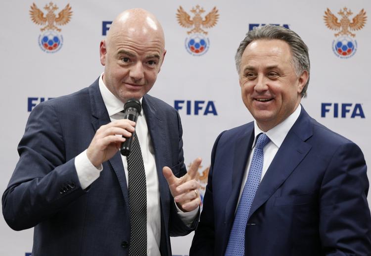 MASKER. Fifa-præsident Gianni Infantino hyggede sig tidligere på måneden med den russiske sportsminister, Vitalij Mutko, men smilene er efterhånden ved at være lagt væk. 