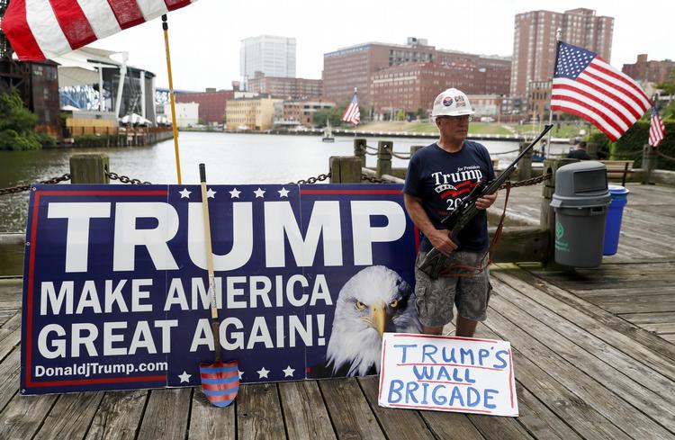 Appel. 'Make America Great Again' lyder Donald Trumps simple, men effektive budskab, som appellerer til millioner af amerikanere her i Cleveland og mange andre steder. Elan Stoltzfuz, som var på gaden mandag i Cleveland, er en af dem. 