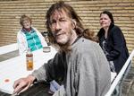 Venskab. Jack Beckwith, der drikker rom blandet med vand, er ligesom Rikke Hansen (th.) flyttet til Lolland. Lone Schiewitz, der ikke er tilflytter, lider af knolgeskørhed og nyder godt af sine venners hjælp til indkøb. 