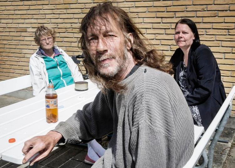 Venskab. Jack Beckwith, der drikker rom blandet med vand, er ligesom Rikke Hansen (th.) flyttet til Lolland. Lone Schiewitz, der ikke er tilflytter, lider af knolgeskørhed og nyder godt af sine venners hjælp til indkøb. 