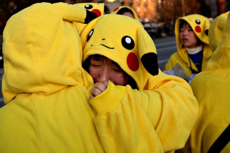 EPIDEMI Mens millioner af mennesker har fået fingre i det populære Pokémon-spil, venter de utålmodigt i spillets hjemland, Japan. 