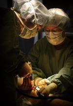 Kirurgi. En knæoperation er ikke bedre end et intensivt træningsforløb, men dobbelt så dyr. 