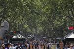 Oversvømmet. Barcelonas populære boulevard Ramblaen er i dag så fyldt med turister, at lokale holder sig væk. 