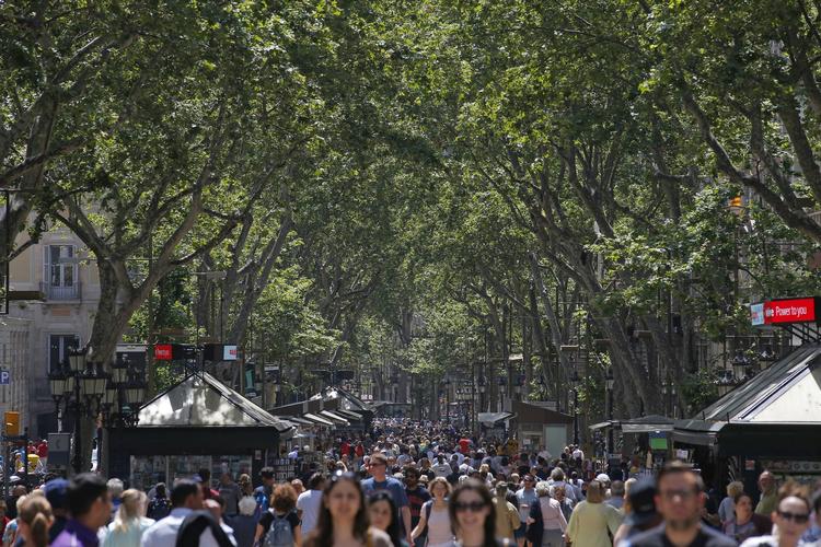 Oversvømmet. Barcelonas populære boulevard Ramblaen er i dag så fyldt med turister, at lokale holder sig væk. 