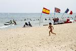 Strandferie. Det er primært Tunesiens egen befolkning samt turister fra Algeriet, der fylder på strandene i Tunesien - her i Hammamet. Foto: Paul Schemm/AP 