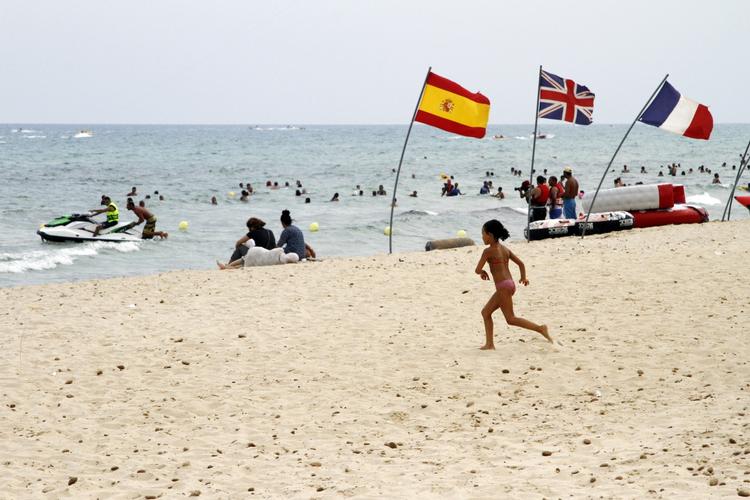 Strandferie. Det er primært Tunesiens egen befolkning samt turister fra Algeriet, der fylder på strandene i Tunesien - her i Hammamet. Foto: Paul Schemm/AP 