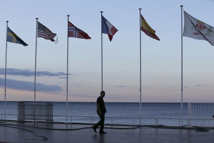 Eftertanke. Det er dagen derpå i Nice, der torsdag aften var rammen om et blodigt angreb. Foto: Luca Bruno/AP 
