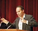Utilfreds. Efter retssagen beklagede O.J. Simpson sig over den behandling, han havde fået i medierne. Her over for studerende på EL Camino College. 