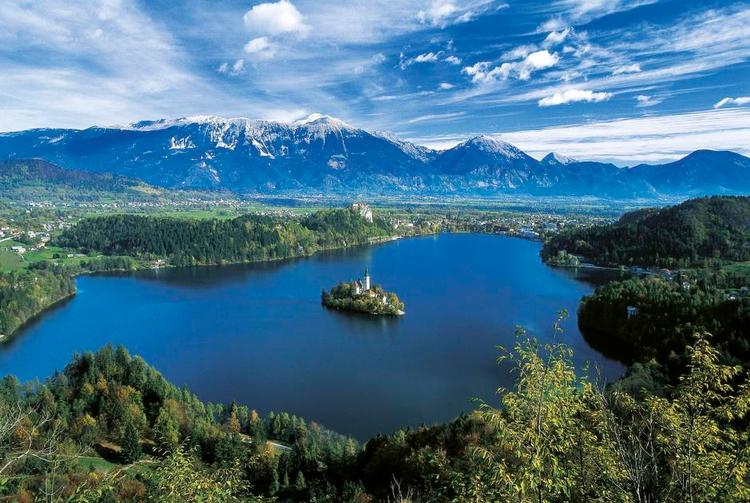 Attraktivt. Bled er ikke blot et yndet udflugtsmål for slovenske familier og brudepar, men også en populær destination for mange indbyggere i de øvrige eks jugoslaviske republikker – og et stigende antal turister fra andre lande. Det er kombinationen af frilufts liv, romantik og kølig bjergluft, der trækker. 