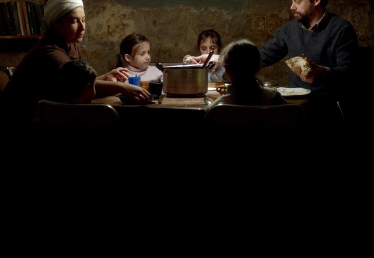 Ensomhed. Zvia (Shani Klein) sammen med sin mand, Reuven (Avshalom Polak) og deres fire børn. Det ser hyggeligt og almindeligt ud, men under overfladen udspiller der sig et indre drama i den ensomme kvinde. 