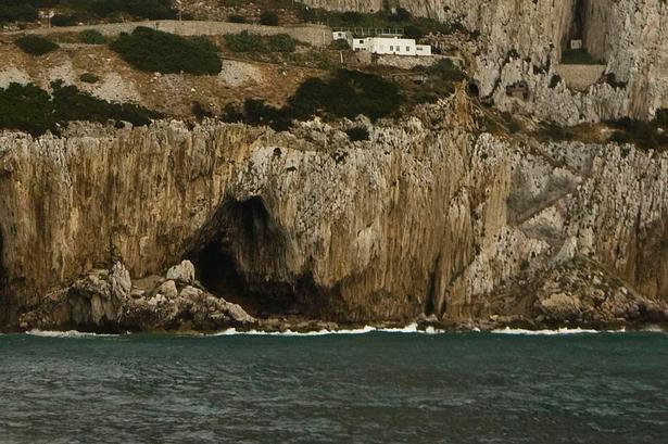 GIBRALTAR. I Gorhams grotte er der fundet beviser for, at neandertalerne levede i Europa så sent som for 24.000 år siden, efter at de antages at være uddøde andre steder i Europa. 