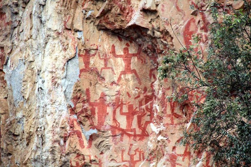 KINA. Klippemalerierne i Huashan består af illustrationer, der viser luoyue-folkets liv og ritualer. Malerierne stammer fra det femte århundrede før vor tidsregning til år 200. 