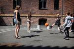 Motion. Så længe den dårlige kropsholdning ikke giver nakkesmerter, skal man ikke være nervøs for sine børn. Dog er det en god idé at indføre begrænset skærmtid og sørge for, at barnet får mindst en times motion om dagen. 