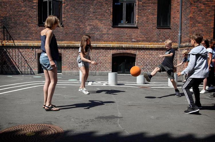 Motion. Så længe den dårlige kropsholdning ikke giver nakkesmerter, skal man ikke være nervøs for sine børn. Dog er det en god idé at indføre begrænset skærmtid og sørge for, at barnet får mindst en times motion om dagen. 