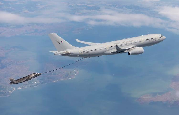 OFFICIELT. I fremtiden kan den britiske premierminister flyve med det nye britiske statsfly. Det skal dog stadig tjene som tankfly i Roayl Air Force. Her tankes et F35-kampfly. 