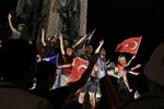 Protest. Onsdag aften var folk igen samlet på Taksimpladen i Istanbul, hvor de protesterede mod kupforsøget. 