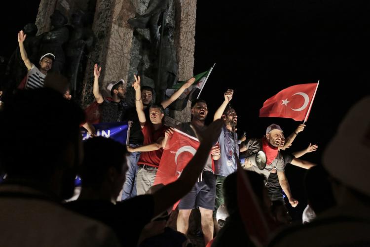 Protest. Onsdag aften var folk igen samlet på Taksimpladen i Istanbul, hvor de protesterede mod kupforsøget. 