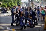 Optakt til OL i Rio har været præget af uro. Her tørner politiet sammen med demonstranter ved en demonstration i Telerj. 