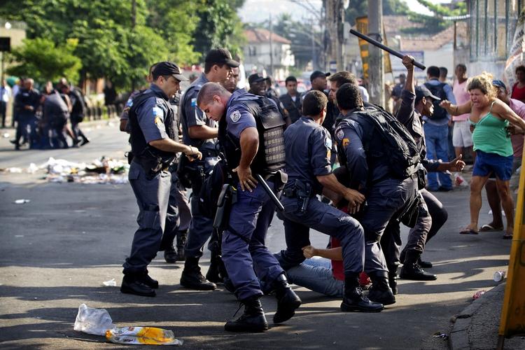 Optakt til OL i Rio har været præget af uro. Her tørner politiet sammen med demonstranter ved en demonstration i Telerj. 