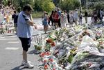 Sorg. En mand betragter de mange blomster, der er placeret ved et mindesmærke på strandpromenaden i Nice, hvor et stort antal uskyldige blev dræbt. 