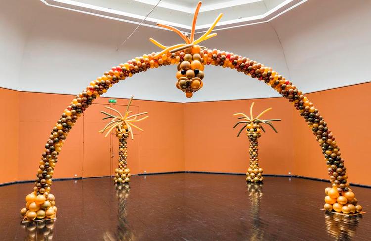 FARVESYMBOLER. To sale fra Den Fries udstilling 'Native, exotic, normal'. Her Fiesta Exotica', som er holdt i en moderat brun farve. 