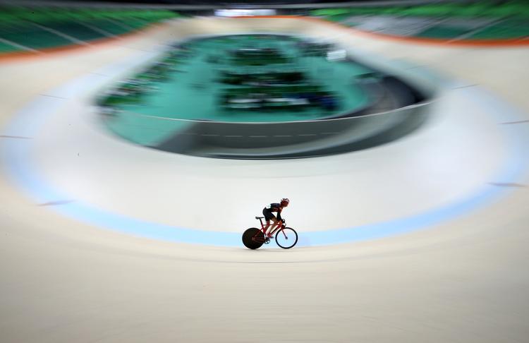 TEST. Enlig cykelrytter prøver benene af på velodromen i Rios olympiske park. Snart bliver det alvor - også for dem, der skal dopingteste de mange atleter. 