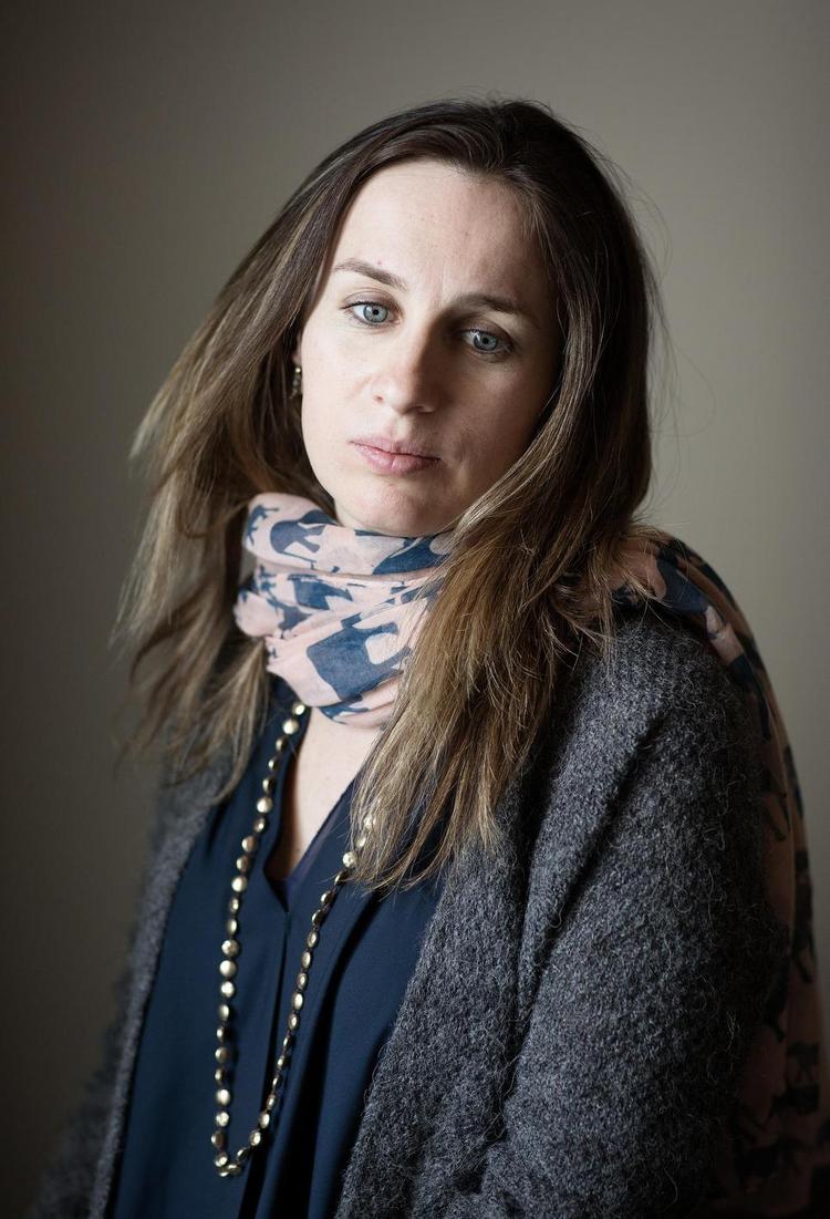 ambitioner. Adelle Waldman har tydeligvis ambitioner om at skrive 'rigtig' litteratur, og referencer til forfattere og filosoffer er drysset ud over siderne, men hun har hverken sproget eller dybden til at få fortællingen til at løfte sig. 