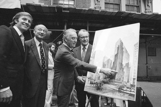 Donald Trump og New York-guvernør Hugh Carey peger på en tegning af  New York Hyatt Hotel Commordore Hotel, Juni 28, 1978. Allerede som helt ung var Donald Trump kendt som driftig ejendomsudvikler på Manhattan. 