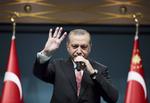 Internationalt. Tyrkiets præsident Recep Tayyip Erdogan, da han i går proklamerede en tre -måneds undtagelsestilstand. Erdogan har strammet sit greb om magten efter det mislykkedes kupforsøg. 